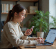 Jeune femme utilisant son smartphone pour une vérification