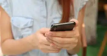 Une personne utilisant un smartphone